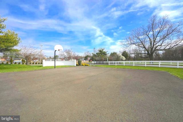 92 CATHERINE CT, Levittown, PA 19057