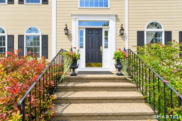 15 Wedgewood Court, Newtown, CT 06470