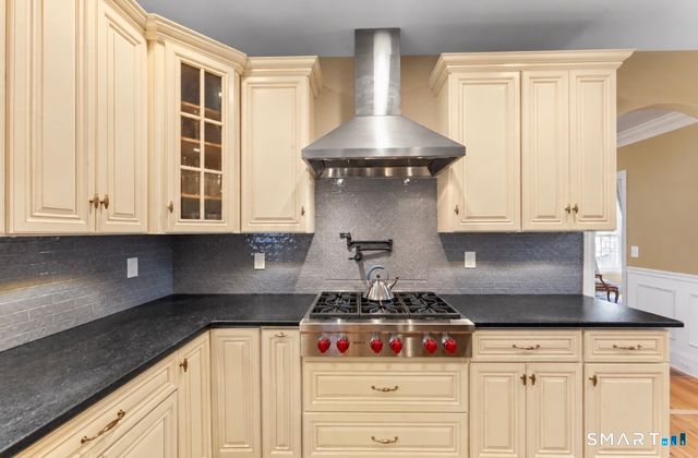 15 Wedgewood Court, Newtown, CT 06470