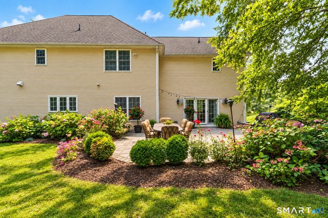 15 Wedgewood Court, Newtown, CT 06470