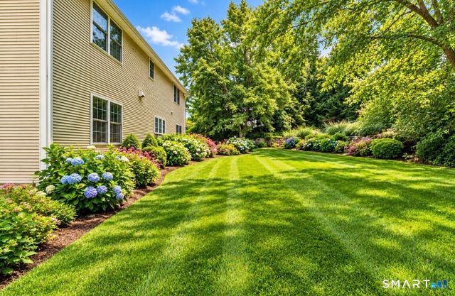 15 Wedgewood Court, Newtown, CT 06470