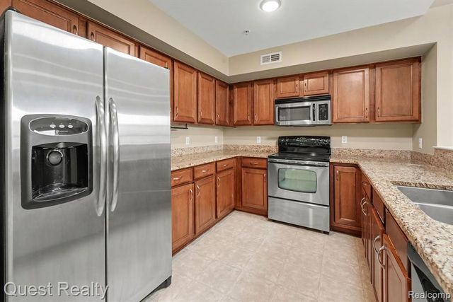 1081 Foxboro, Troy, MI 48083
