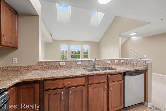 1081 Foxboro, Troy, MI 48083
