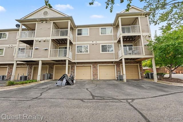 1081 Foxboro, Troy, MI 48083