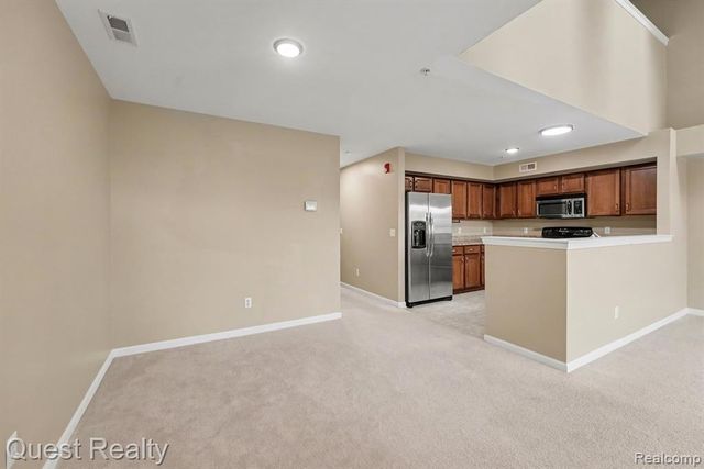 1081 Foxboro, Troy, MI 48083