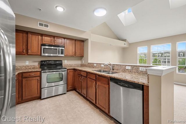1081 Foxboro, Troy, MI 48083