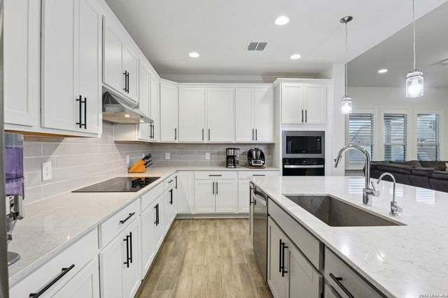 12243 Black Hat, San Antonio, TX 78254