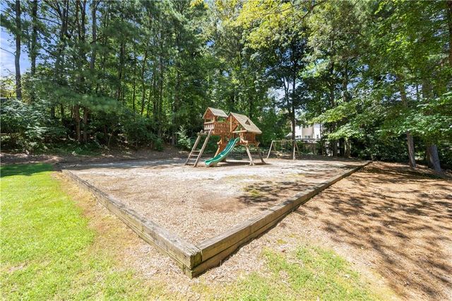 3334 Trails End NE Road, Roswell, GA 30075