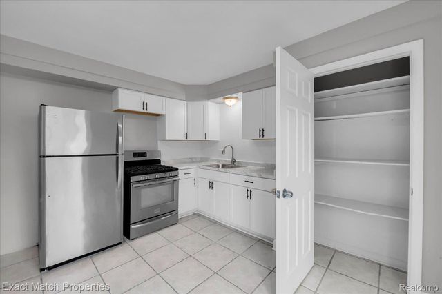 724 Parkwood Avenue, Pontiac, MI 48340