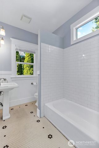 256 NE 50th Street, Seattle, WA 98105