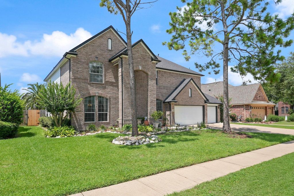 10003 Brookshore Ln, Pearland, TX 77584