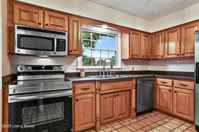 410 Greenview Dr, Lawrenceburg, KY 40342