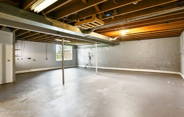 410 Greenview Dr, Lawrenceburg, KY 40342