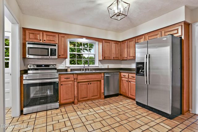 410 Greenview Dr, Lawrenceburg, KY 40342