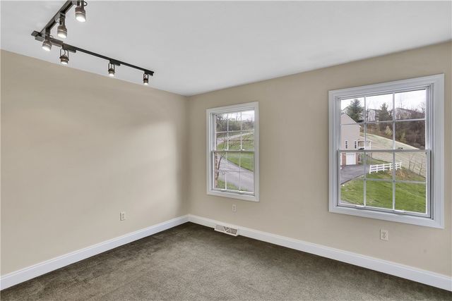 226 Coachside Dr, North Strabane, PA 15301