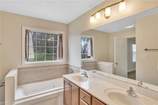 226 Coachside Dr, North Strabane, PA 15301