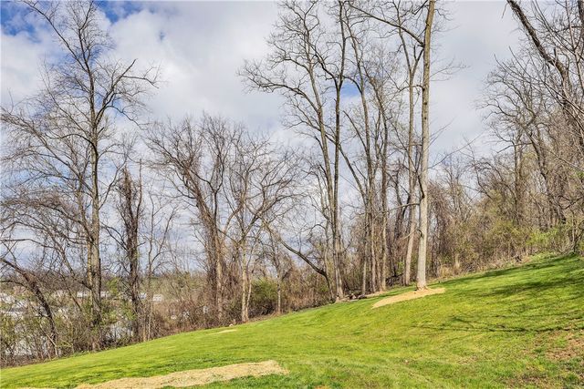 226 Coachside Dr, North Strabane, PA 15301