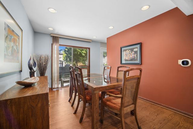 3220 N Volz Drive W, Arlington Heights, IL 60004