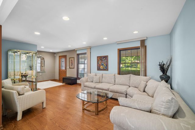 3220 N Volz Drive W, Arlington Heights, IL 60004