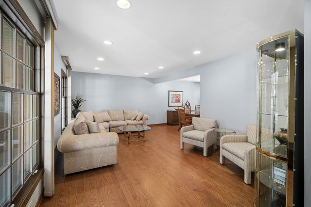 3220 N Volz Drive W, Arlington Heights, IL 60004