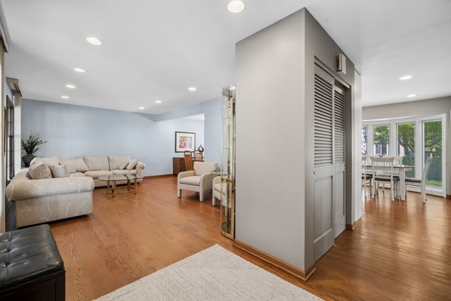3220 N Volz Drive W, Arlington Heights, IL 60004