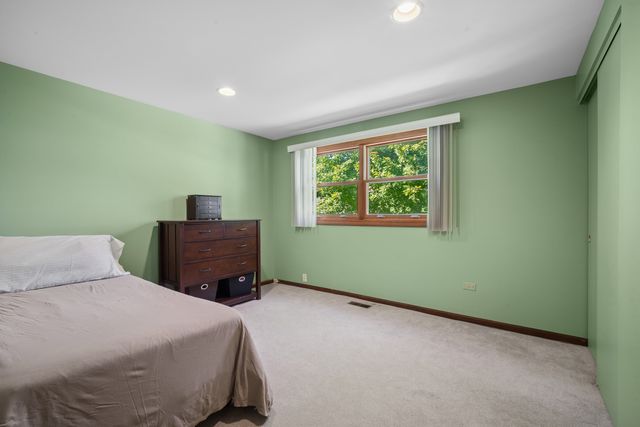 3220 N Volz Drive W, Arlington Heights, IL 60004