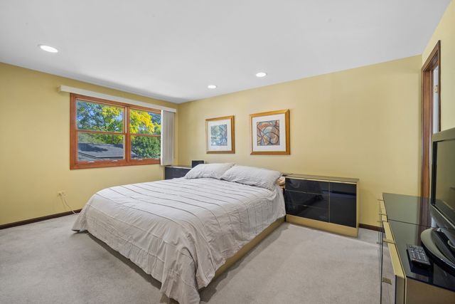 3220 N Volz Drive W, Arlington Heights, IL 60004