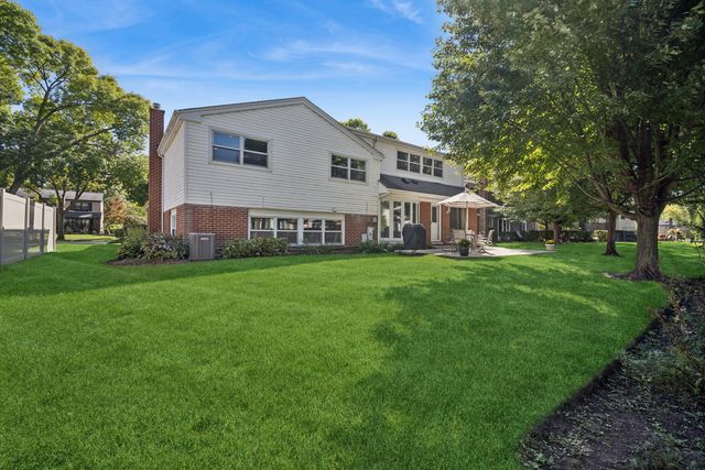 3220 N Volz Drive W, Arlington Heights, IL 60004