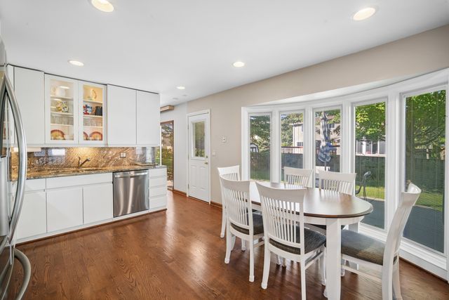 3220 N Volz Drive W, Arlington Heights, IL 60004