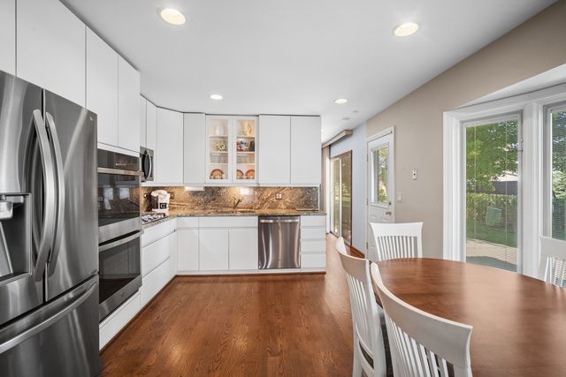 3220 N Volz Drive W, Arlington Heights, IL 60004