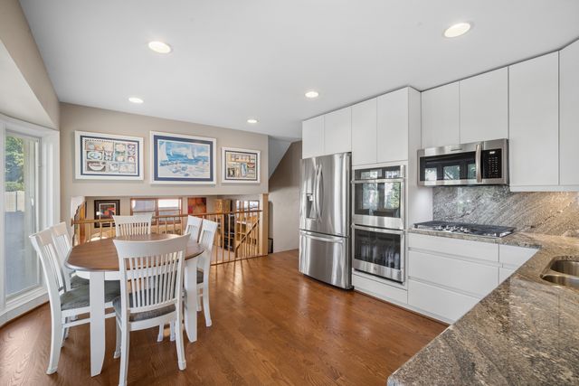 3220 N Volz Drive W, Arlington Heights, IL 60004