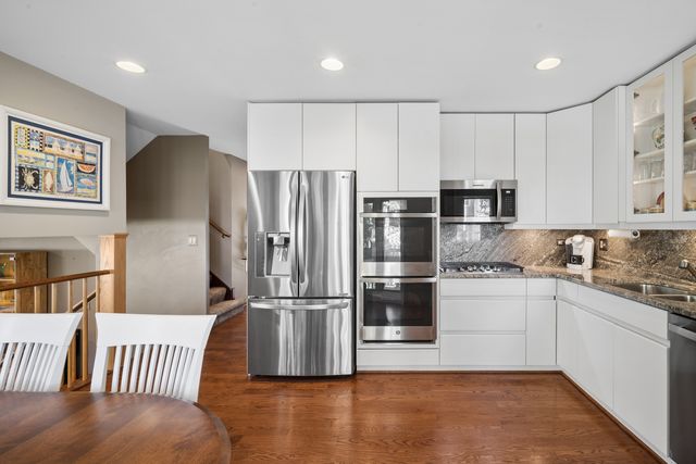 3220 N Volz Drive W, Arlington Heights, IL 60004