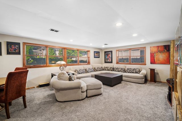 3220 N Volz Drive W, Arlington Heights, IL 60004