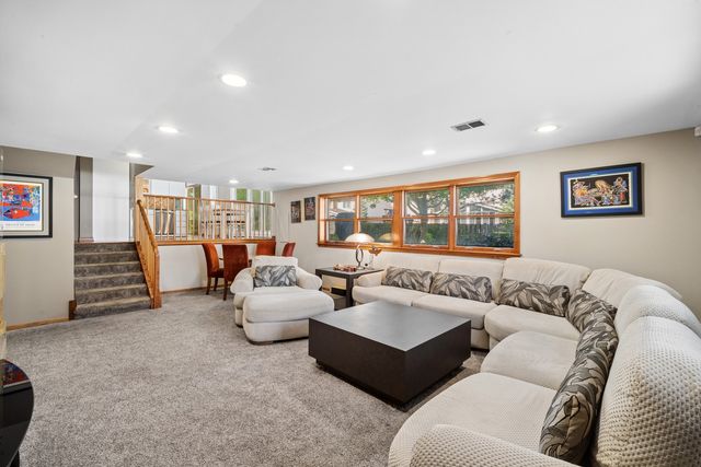 3220 N Volz Drive W, Arlington Heights, IL 60004