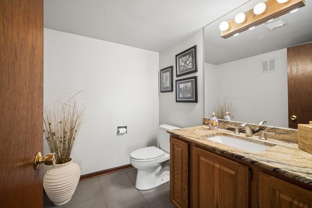 3220 N Volz Drive W, Arlington Heights, IL 60004