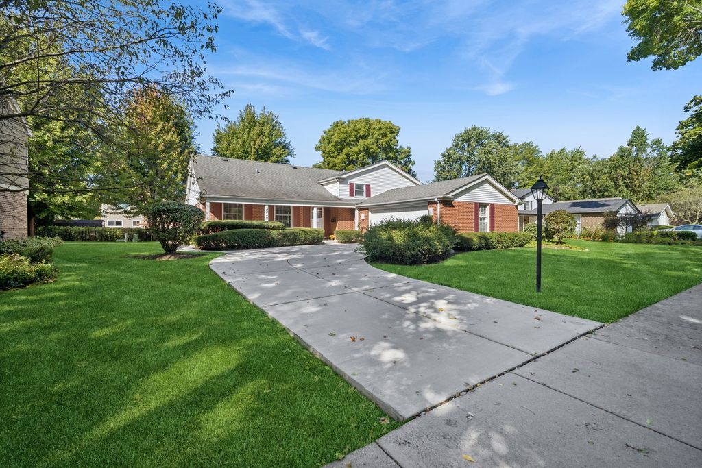 3220 N Volz Drive W, Arlington Heights, IL 60004