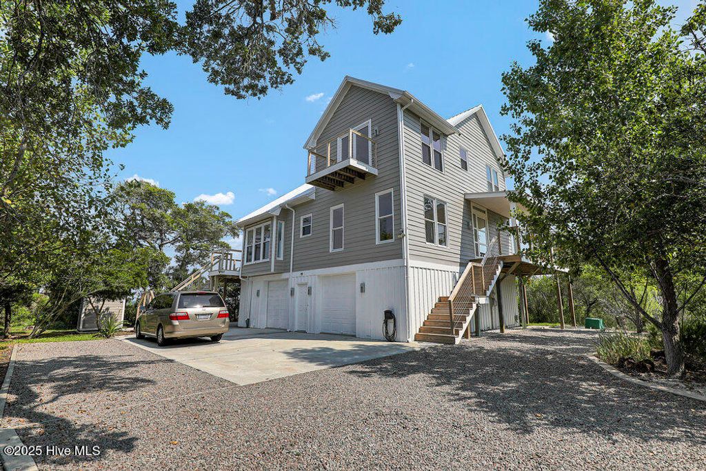 Image 2 of property listing at 50 S Oak Drive, Surf City, NC 28445