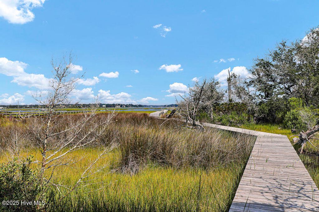 Image 4 of property listing at 50 S Oak Drive, Surf City, NC 28445