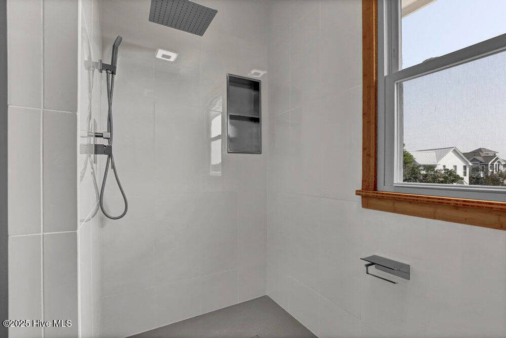 Image 40 of property listing at 50 S Oak Drive, Surf City, NC 28445