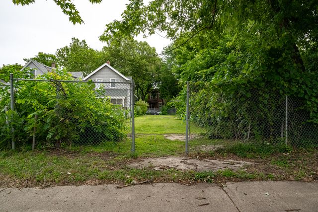 7826 S Marquette Avenue, Chicago, IL 60649