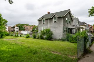 7826 S Marquette Avenue, Chicago, IL 60649