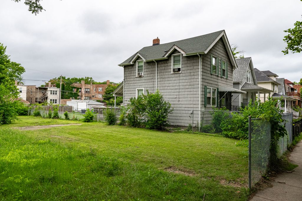 7826 S Marquette Avenue, Chicago, IL 60649