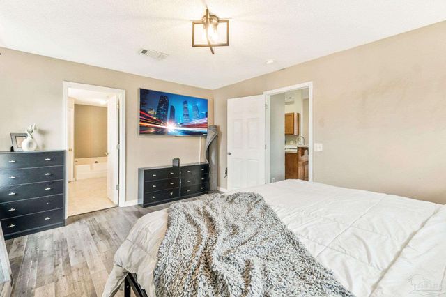 6825 Fort Deposit Dr, Pensacola, FL 32526