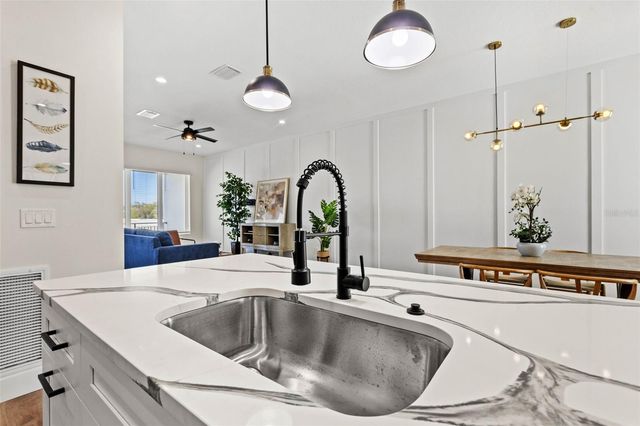 121 E WARREN AVENUE 3, Tampa, FL 33602