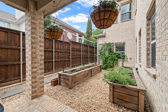 2415 Knight Street A, Dallas, TX 75219