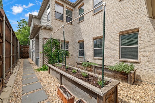 2415 Knight Street A, Dallas, TX 75219