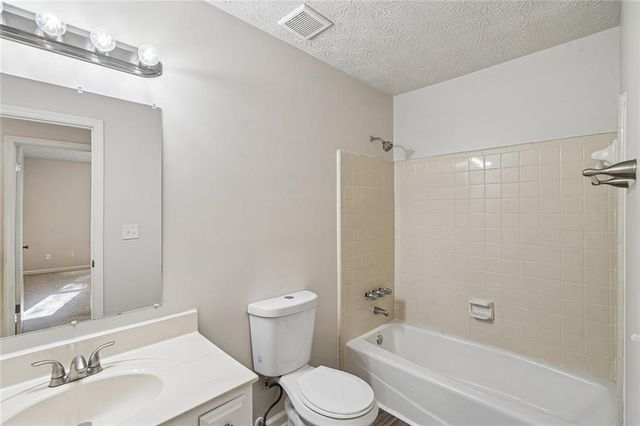587 Farmbrook Trail NE, Kennesaw, GA 30144