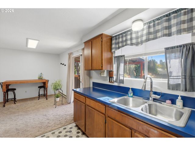 1424 Ne 2ND Ct, Mc Minnville, OR 97128