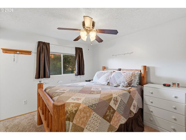 1424 Ne 2ND Ct, Mc Minnville, OR 97128