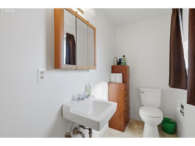 1424 Ne 2ND Ct, Mc Minnville, OR 97128